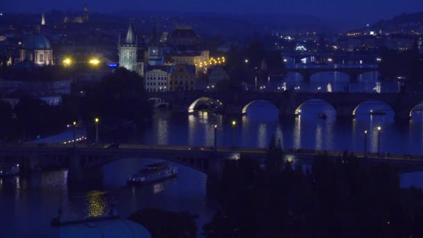 Hermosa Noche Estableciendo Tiro Barcos Largo Del Río Moldava Praga — Vídeos de Stock