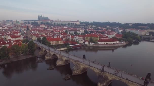 Çek Cumhuriyeti Prag Üzerinde Yüksek Bir Hava Sahası — Stok video