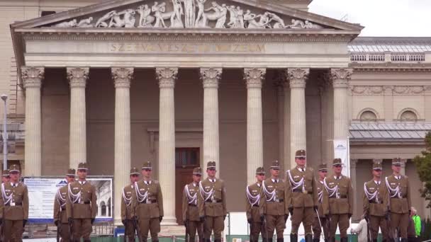 Ungarische Truppen Stehen Heldenplatz Budapest Ungarn — Stockvideo