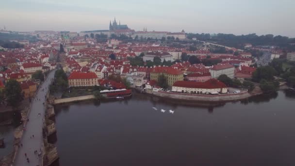 Prag Çek Cumhuriyeti Charles Köprüsü Üzerinde Yüksek Bir Hava Sahası — Stok video