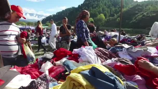 在阿尔巴尼亚阿尔卑斯山的一个大型户外吉普赛跳蚤市场上 跑车被射穿 — 图库视频影像