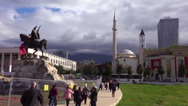 Mezquita Principal Estatua Perfil Urbano Centro Tirana Albania — Vídeo de stock