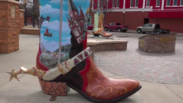 Büyük Kovboy Çizmeleri Cheyenne Wyoming Sokaklarının Dönüm Noktasıdır — Stok video