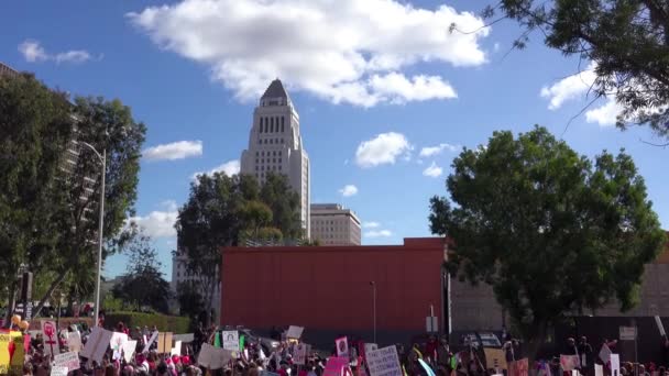 数十万人の行進 カリフォルニア州ロサンゼルスのダウンタウンでドナルド トランプの大統領に抗議する兆候を運ぶ — ストック動画