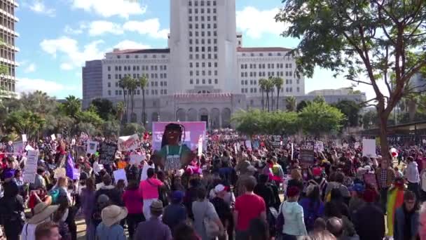 署名は ドナルド トランプ大統領を ロサンゼルスのダウンタウンでの抗議における不正な腐敗した人形の抗議として識別します — ストック動画