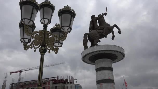 Prächtige Statuen Dominieren Die Skyline Der Innenstadt Von Skopje Mazedonien — Stockvideo