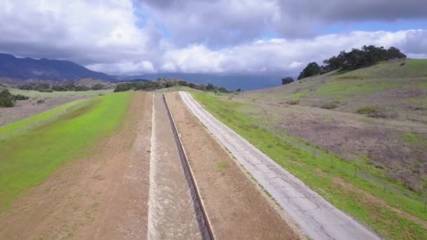 カリフォルニアの砂漠や山々を流れる水路の良い空中ショット — ストック動画