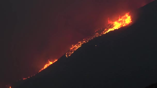 2017年にカリフォルニア州の乾燥した丘陵地帯で夜に火事が発生 — ストック動画