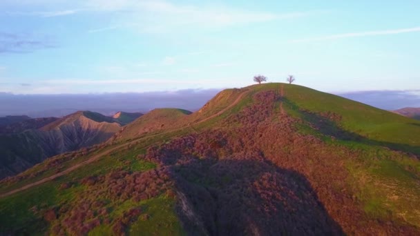 カリフォルニア州ベンチュラ近くの南カリフォルニアの山々に素晴らしい空中ショット — ストック動画
