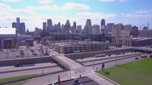 在密歇根州底特律市中心的空中拍摄 配有通用塔台和福特机场 — 图库视频影像