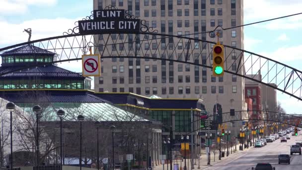 Ustalanie Strzał Flint Michigan Głównej Ulicy Łuku Mówiąc Vehicle City — Wideo stockowe