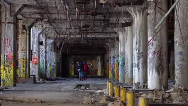 Niños Negros Bailan Rap Congregan Los Edificios Abandonados Detroit Michigan — Vídeo de stock