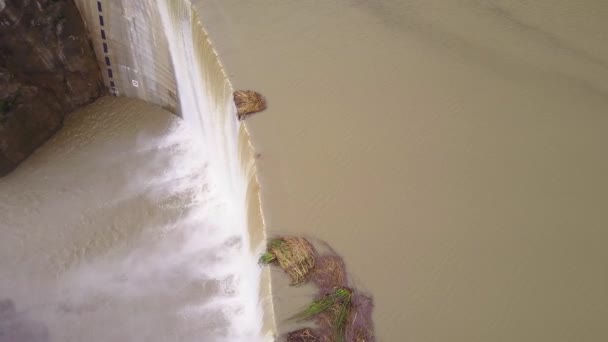 Mooie Antenne Boven Een Hoge Waterval Dam Volle Overstroming Bij — Stockvideo