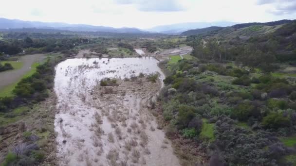 Fin Flygbild Flyger Över Flod Som Rinner Bergen Bakom Ojai — Stockvideo