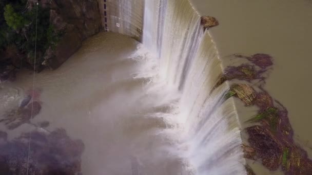 Όμορφη Εναέρια Πάνω Από Ένα Υψηλό Καταρράκτη Φράγμα Πλήρη Πλημμύρα — Αρχείο Βίντεο