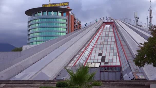 Opuštěná Pyramida Pozůstatkem Komunistické Éry Centru Tirany Albánii — Stock video