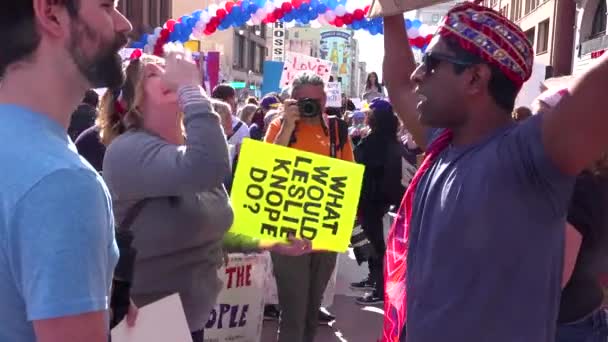 Partidario Trump Discute Con Opositor Trump Las Calles Los Ángeles — Vídeo de stock