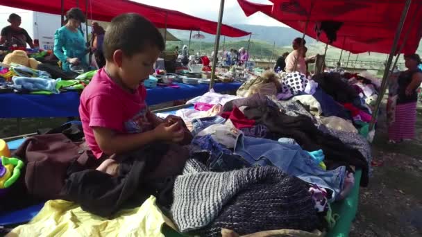 Arnavutluk Alplerinde Büyük Bir Çingene Bit Pazarında Küçük Bir Çocuk — Stok video
