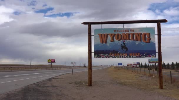 Egy Jel Üdvözli Utazókat Wyoming Államba — Stock videók