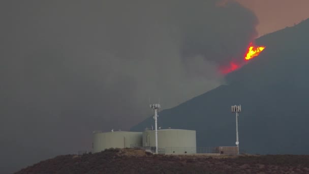 2017年にカリフォルニア州の乾燥した丘陵地帯で山火事が発生 — ストック動画