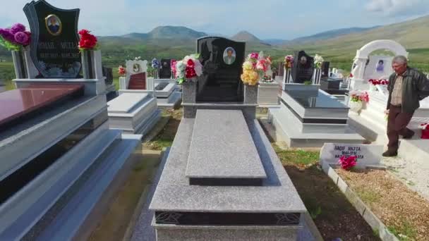 Pov Κινείται Πυροβολώντας Μέσα Από Νεκροταφείο Απομακρυσμένη Περιοχή Της Αλβανίας — Αρχείο Βίντεο