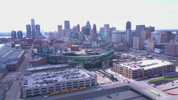 デトロイト市上空でフォード フィールドとGm塔を背景に撮影 — ストック動画