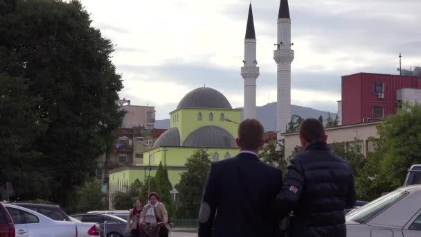 拍摄人们在阿尔巴尼亚Shkoder市中心街道上行走的情景 — 图库视频影像