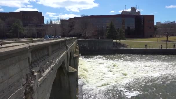 Verschmutztes Wasser Fließt Während Der Wasserkrise Vom Flint River Durch — Stockvideo