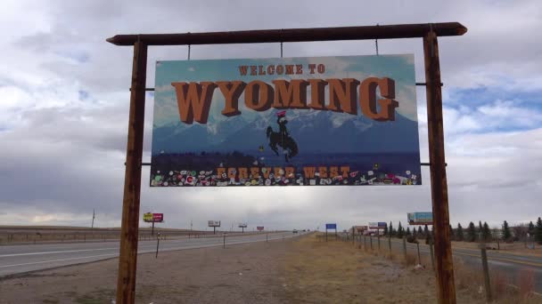 Skylt Välkomnar Resenärer Till Staten Wyoming — Stockvideo