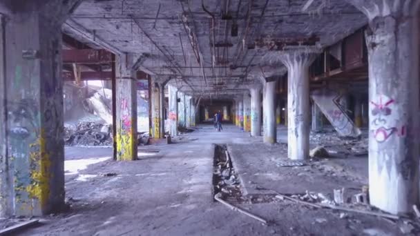 底特律一家废弃的工厂里的说唱歌手和舞蹈演员的空中表演 — 图库视频影像