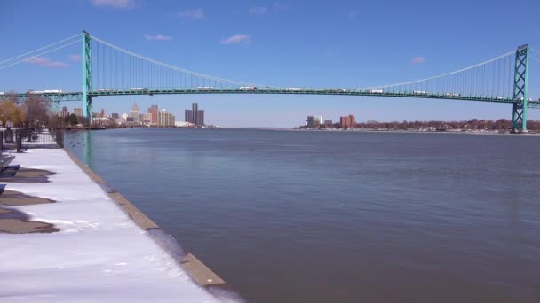 Detroit River Ambassador Bridge Tower Vicino Centro Detroit Michigan — Video Stock