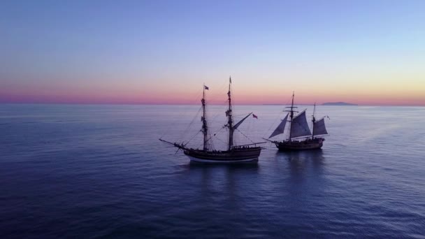 Spektakuläre Antenne Zweier Großer Segelschiffe Auf Dem Offenen Ozean — Stockvideo