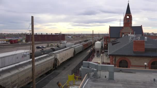 Pociąg Towarowy Jedzie Przez Centrum Cheyenne Wyoming — Wideo stockowe