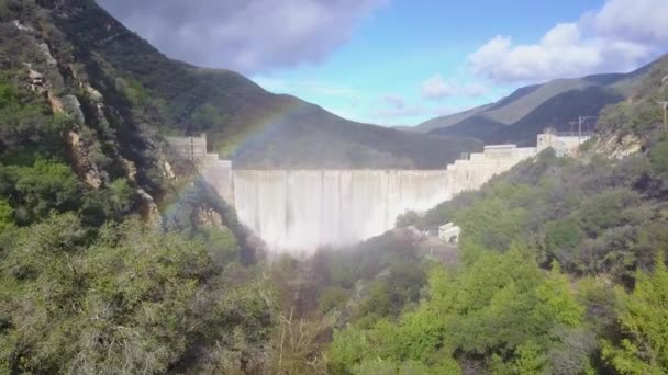 美丽的空中拍摄了一个大坝在整个洪水泛滥阶段在Ojai加利福尼亚彩虹 — 图库视频影像