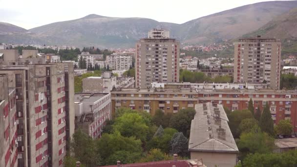 Oude Gebouwen Appartementen Bepalen Skyline Van Mostar Bosnië — Stockvideo