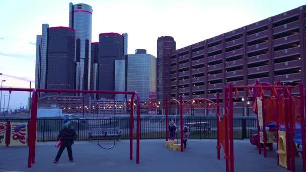 Tower Dusk Detroit River Detroit Michigan Children Playing Foreground — Stock Video