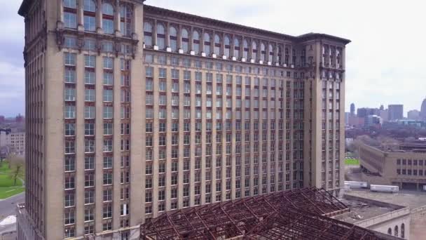 Aérea Barrido Del Exterior Estación Central Abandonada Detroit Michigan — Vídeos de Stock