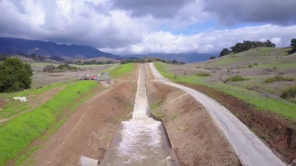 Gute Luftaufnahme Eines Aquädukts Das Durch Die Wüste Und Die — Stockvideo