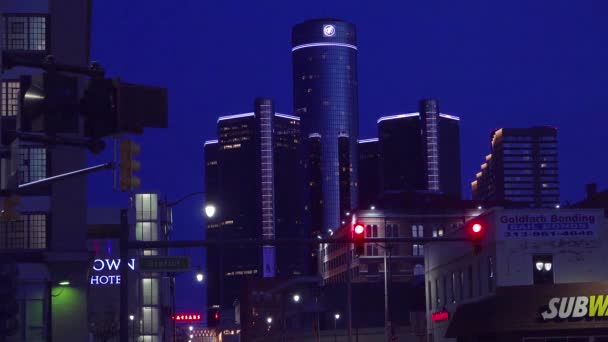 デトロイト市は夜にGmタワーとミシガン州 — ストック動画