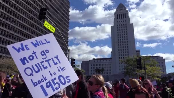 Yüzbinlerce Insan Los Angeles Kaliforniya Donald Trump Başkanlığını Protesto Etmek — Stok video