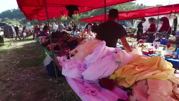 Pov Bergerak Ditembak Melalui Pasar Loak Gypsy Luar Ruangan Besar — Stok Video