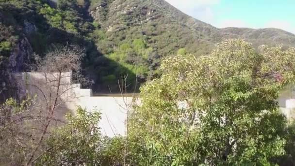 Mooie Stijgende Antenne Boven Een Hoge Waterval Dam Volle Overstroming — Stockvideo