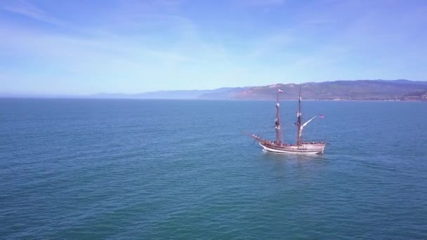Látványos Antenna Követi Magas Vitorlás Hajó Nyílt Óceánon Nappal — Stock videók