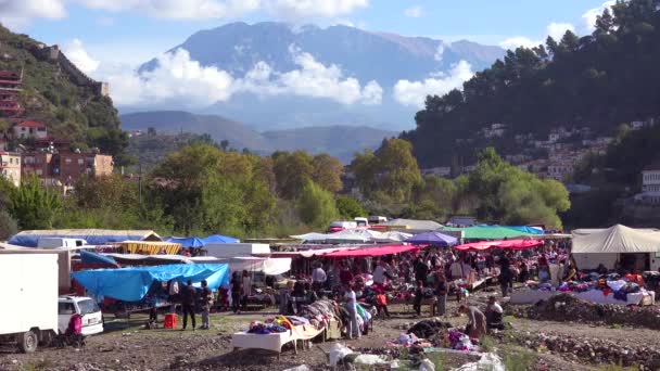 Egy Nagy Szabadtéri Piac Alpokban Albániában — Stock videók