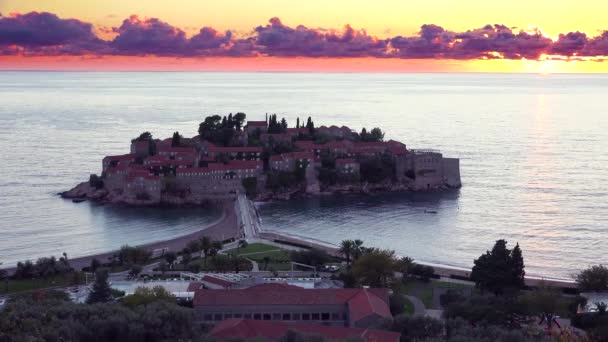 モンテネグロの美しいスヴェティ シュテファン島で撮影された驚くべき高角度の夕日 — ストック動画