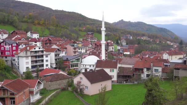 Καθιέρωση Πυροβολισμού Μικρού Χωριού Στο Κοσσυφοπέδιο Τέμενος — Αρχείο Βίντεο