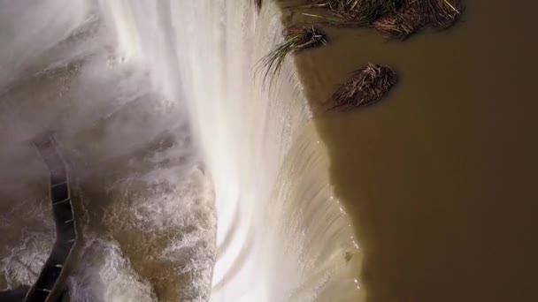 Hermosa Antena Sobre Una Cascada Alta Presa Plena Etapa Inundación — Vídeos de Stock
