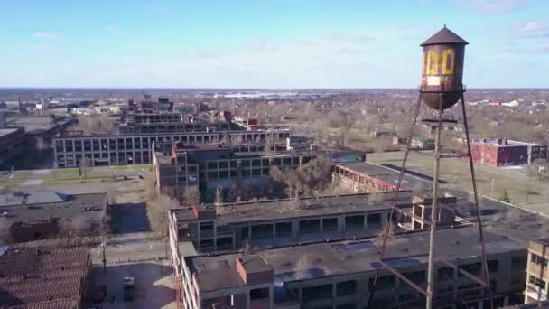 Niesamowita Antena Nad Zrujnowaną Opuszczoną Fabryką Samochodów Packard Niedaleko Detroit — Wideo stockowe