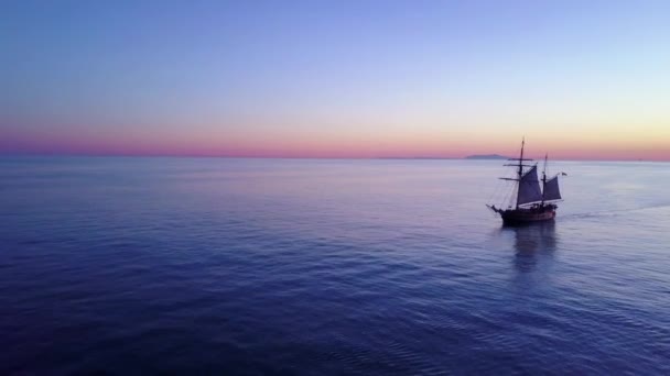 Видовищне Повітря Високих Вітрильних Кораблів Відкритому Океані Заході Сонця — стокове відео