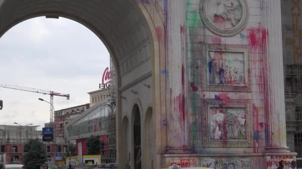 스코페의 Arch Skopje 마케도니아인들에게 부패를 나타내고 있으며 그들은 페인트를 던졌습니다 — 비디오